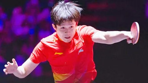 琼斯一帽惊人，紧接着单手空中霸气扣篮